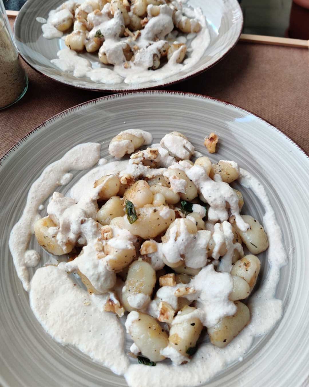 Gnocchi mit veganer Knoblauch-Wallnussauce