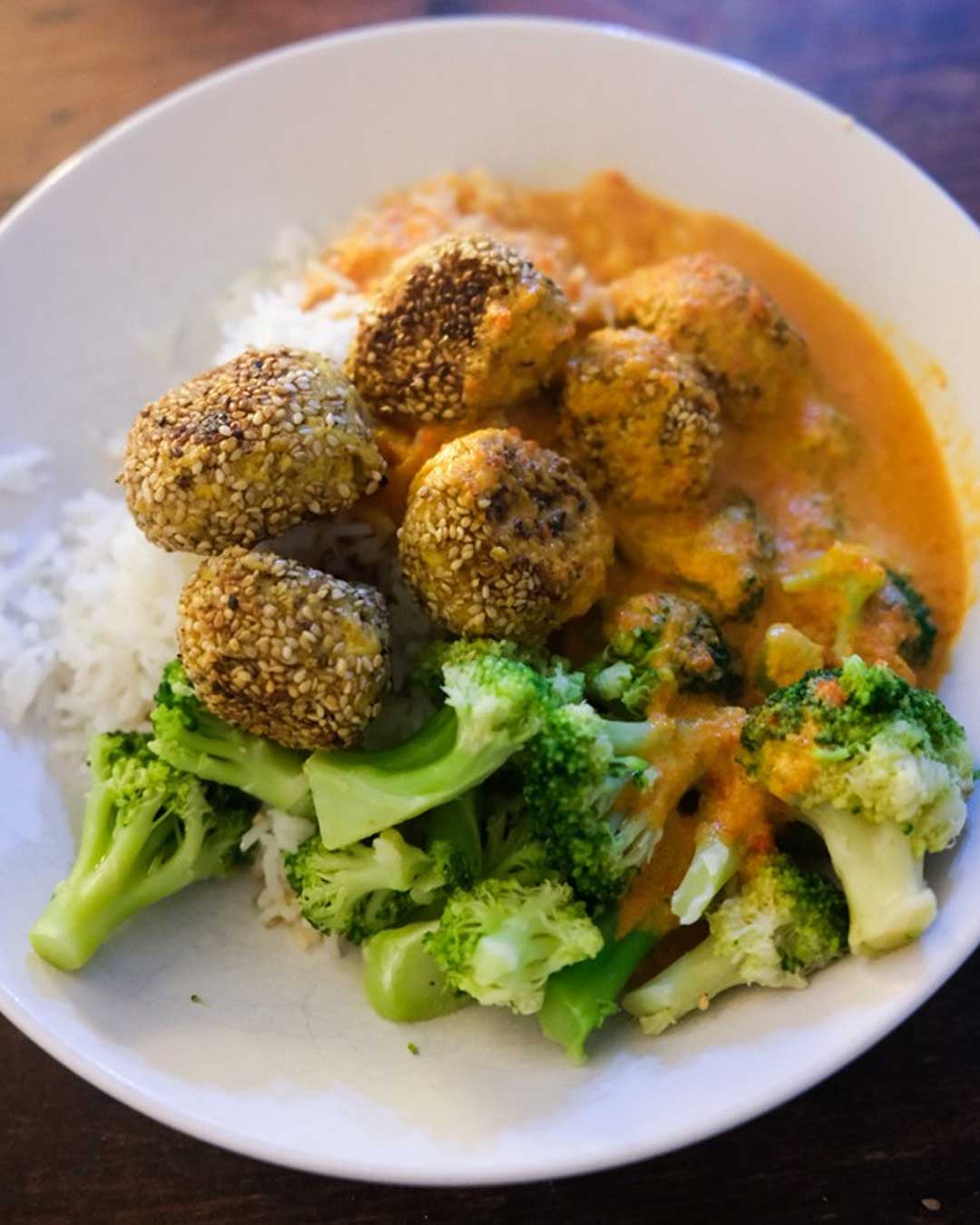 Kichererbsen-Tofu Bällchen mit Kokos-Paprikasauce