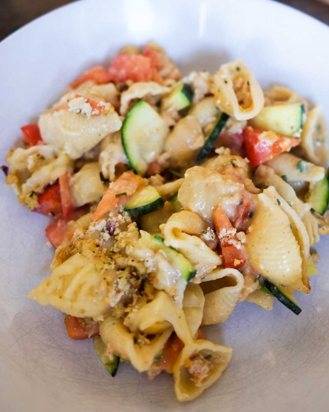 Veganer Zucchini "Hack-Feta" Auflauf
