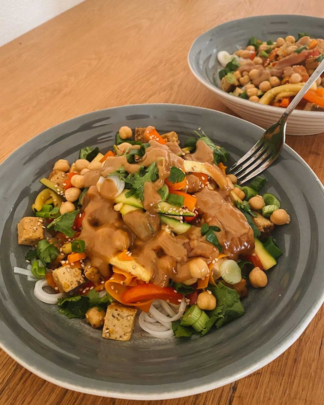 Reisnudeln mit Miso Erdnuss-Sauce & Gemüse