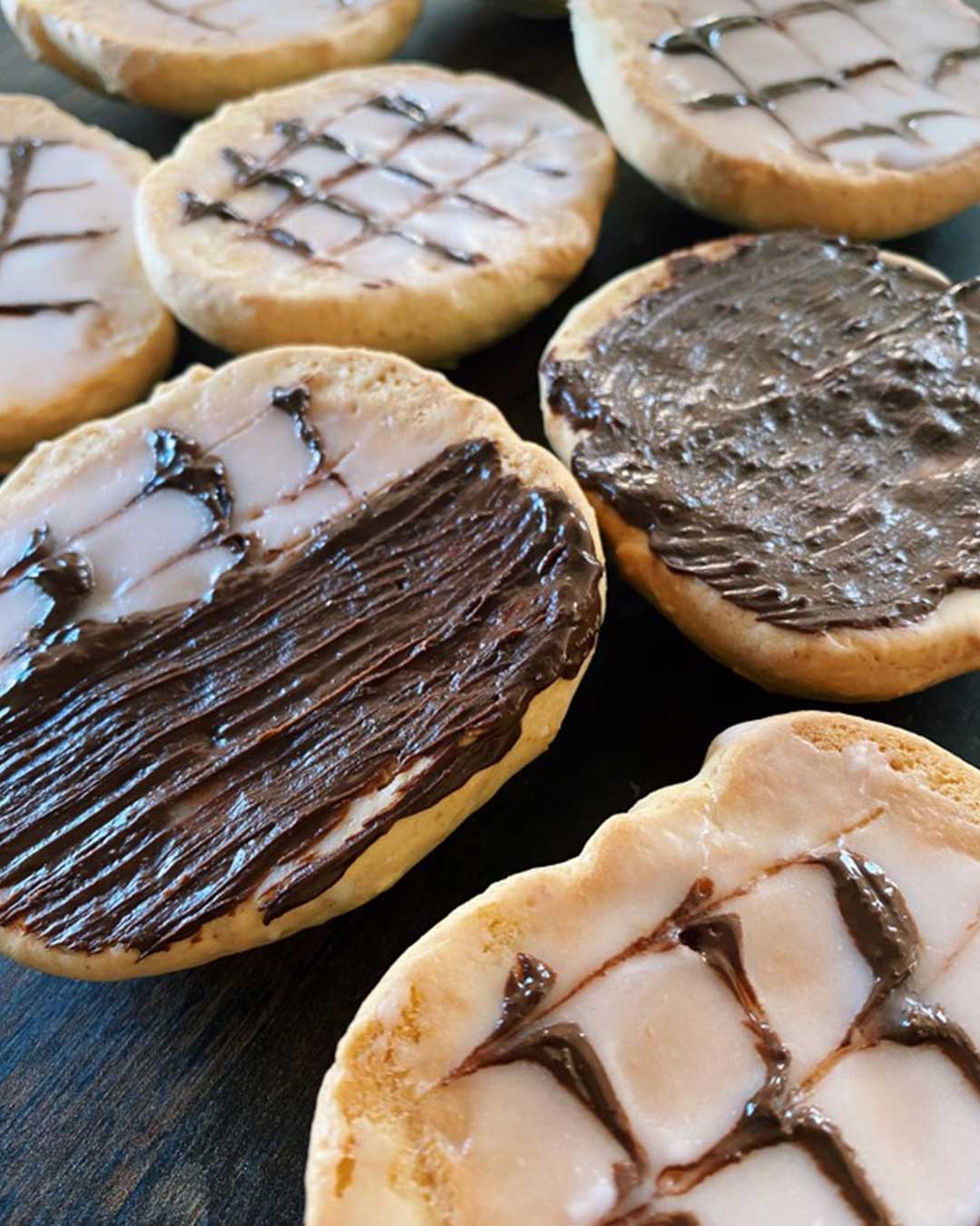 vegane-amerikaner mit schokoladen- und zuckerglasur