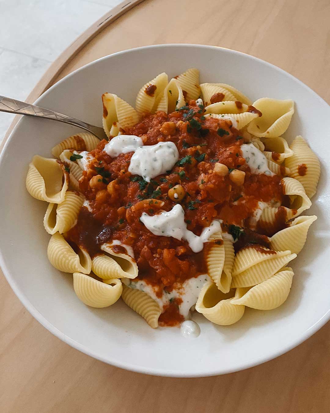 Vegane Türkische Pasta mit Kichererbsen-Bolognese