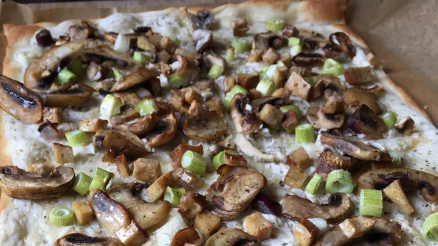veganer-flammkuchen-pilze-tofu
