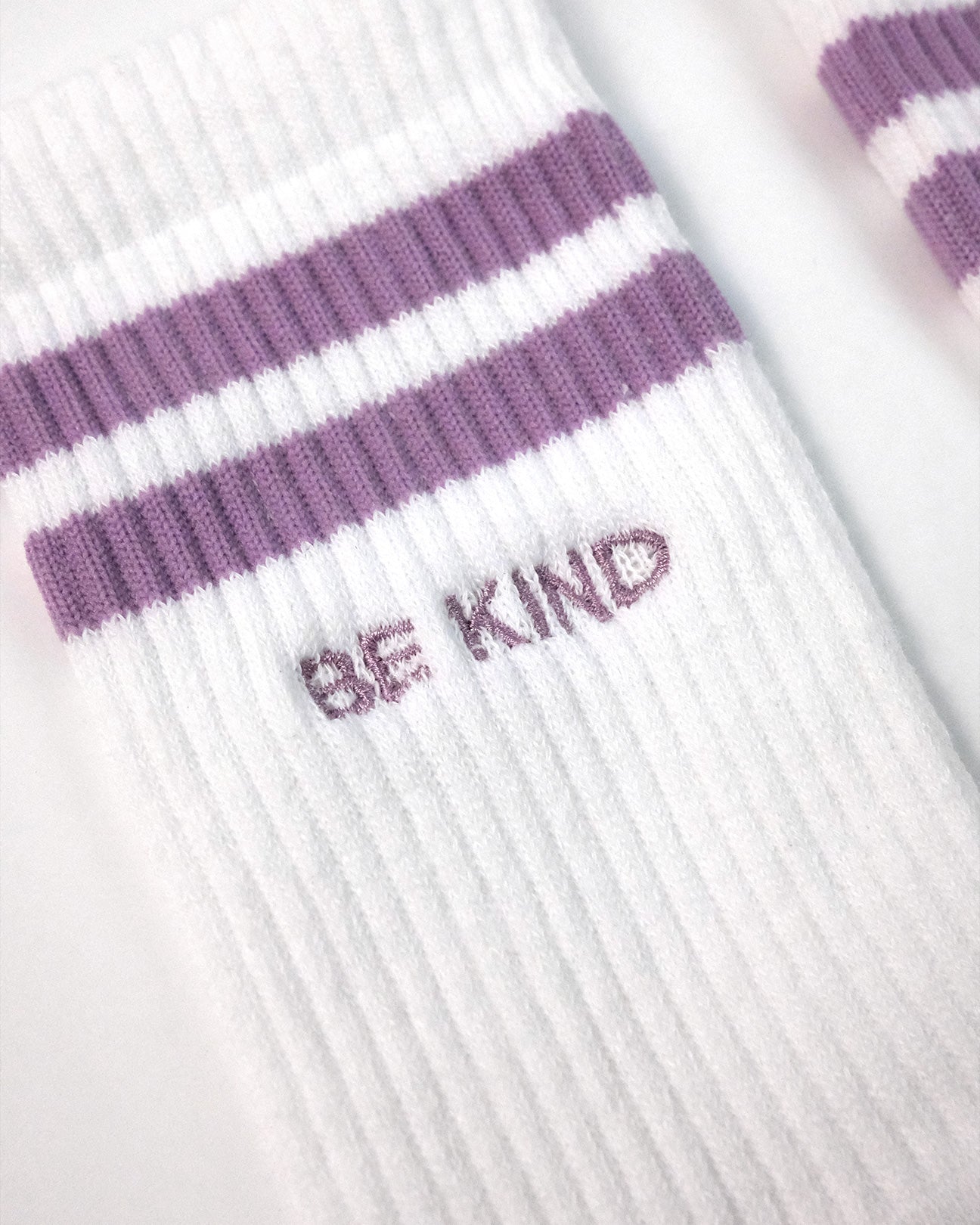 Be Kind bestickte Socken aus Bio-Baumwollmix