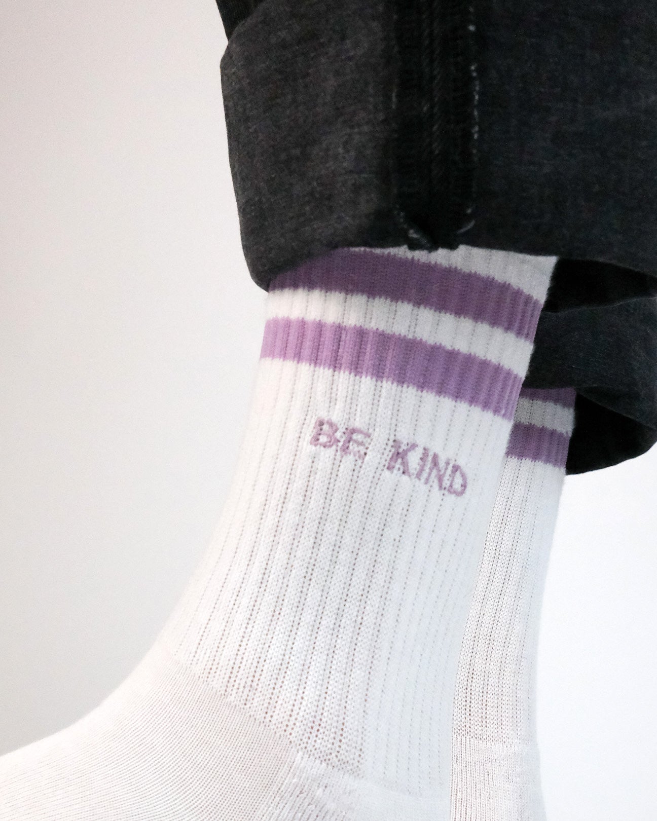 Be Kind bestickte Socken aus Bio-Baumwollmix